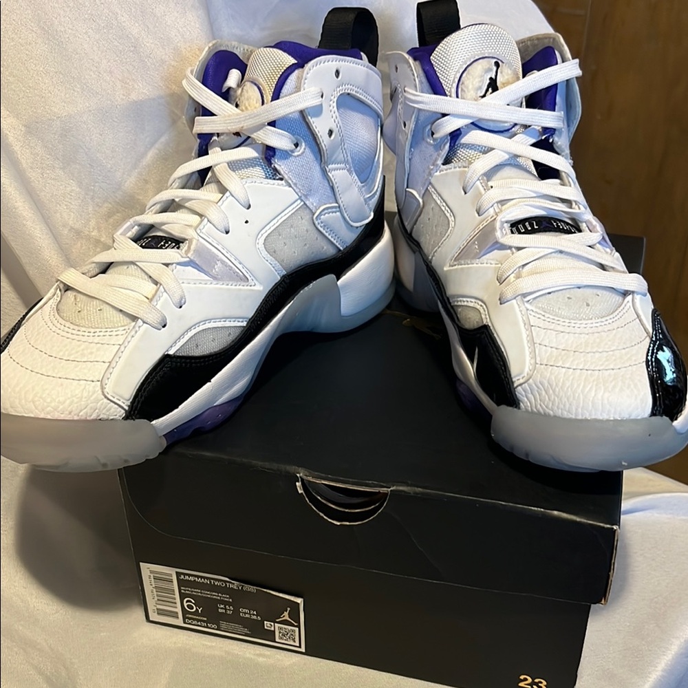 Jumpman two Trey Kids White and Purple Athletic Shoes youth size 6 new with box